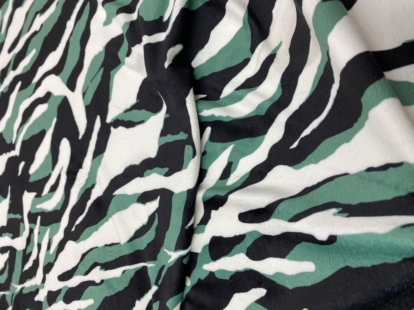 Catifea Supersoft Tigru Verde - Canada Fashion Center