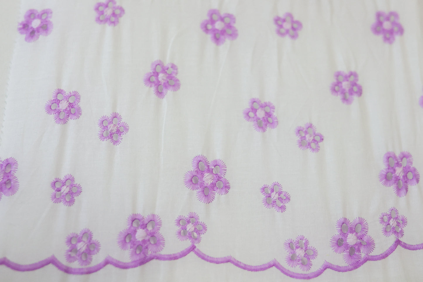 Bumbac brodat cu flori lila - Canada Fashion Center -