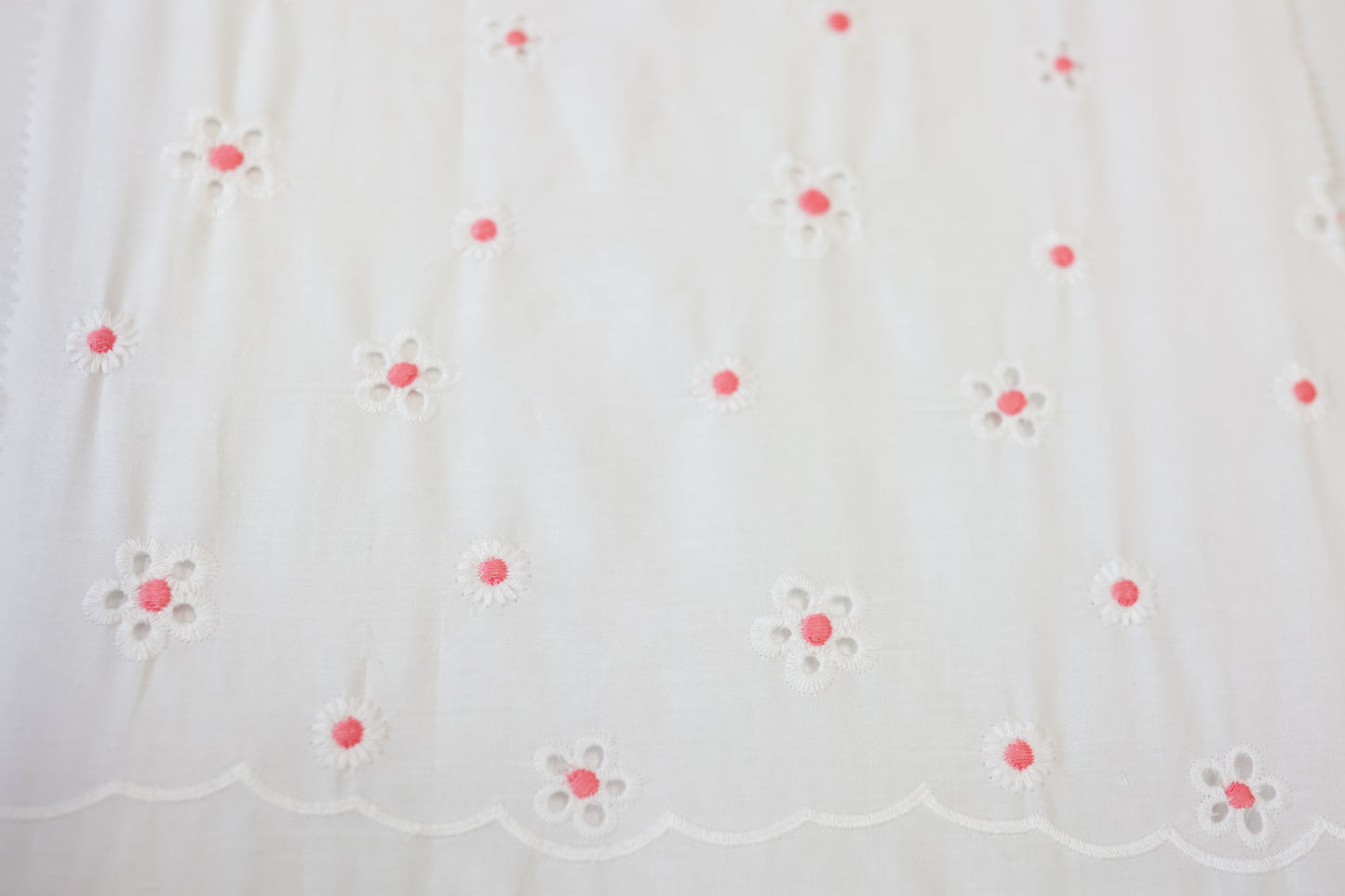 Bumbac brodat cu flori mici roz - Canada Fashion Center -