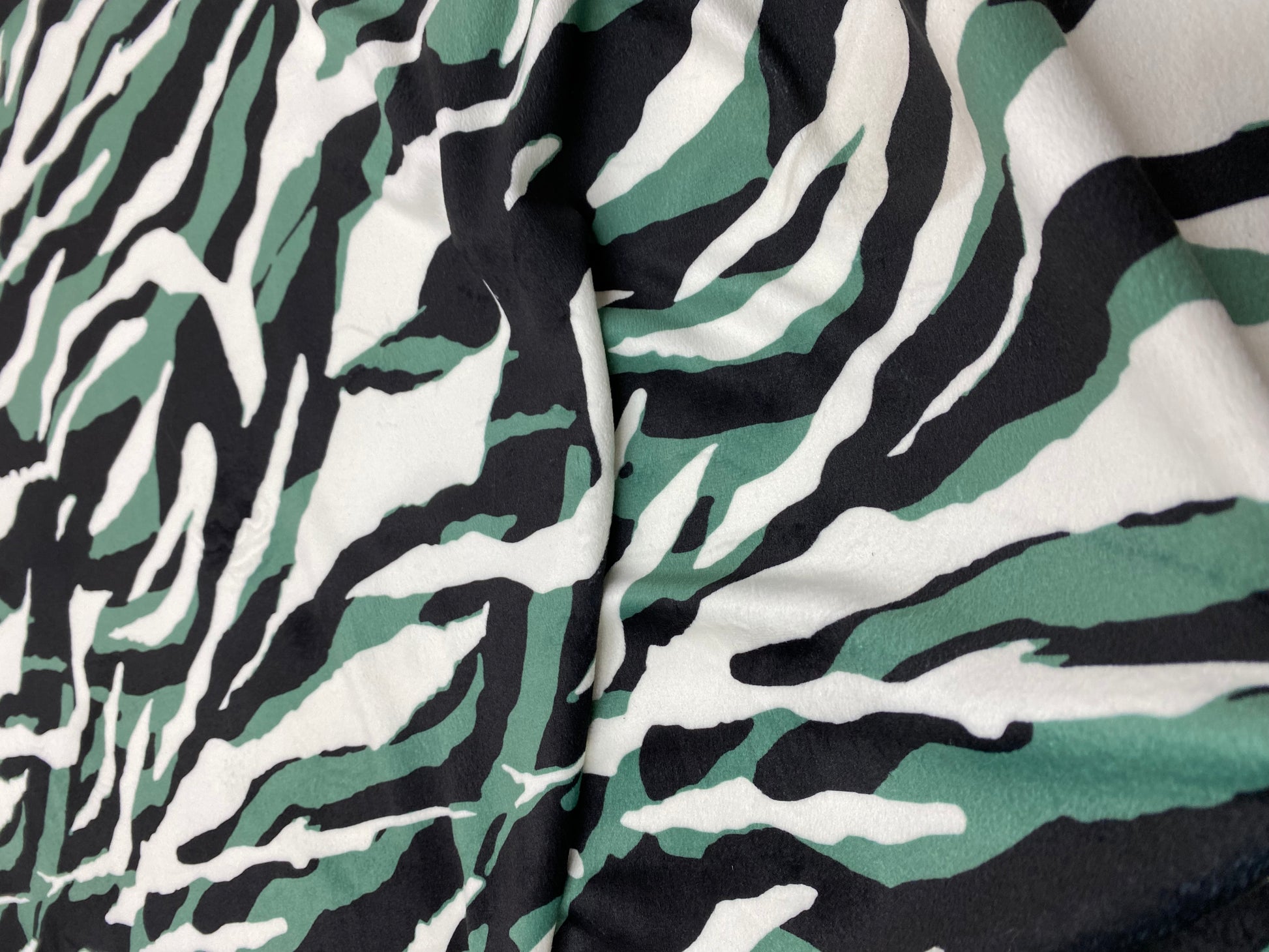 Catifea Supersoft Tigru Verde - Canada Fashion Center